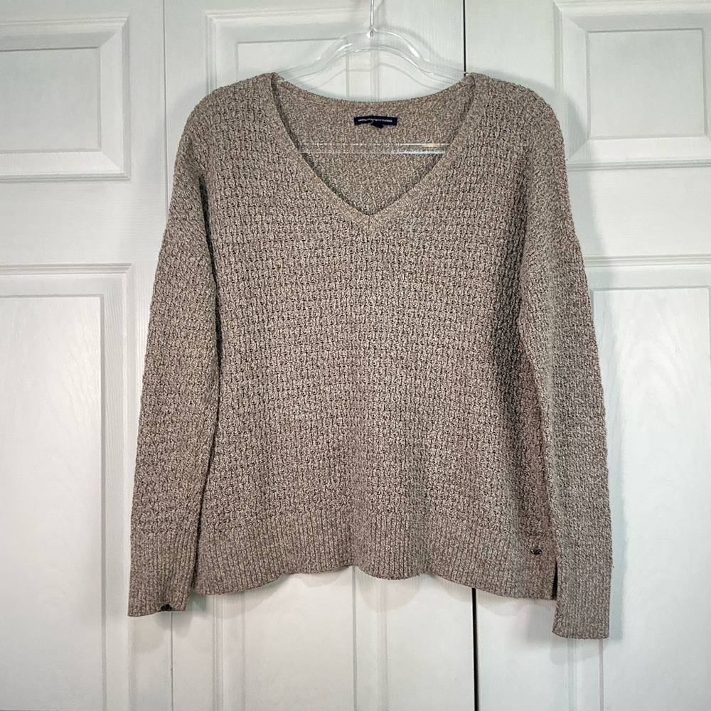 🩷 American Eagle Outfitters Tan V-neck Sweater - Medium (01127)